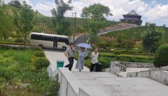 <b>不畏酷暑，，，，，旅行指导促提升</b>